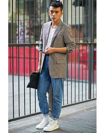 GQ 上海街拍：灰色西裝外套配白 T、牛仔褲和白球鞋，呈現正式外套與休閒單品的混搭