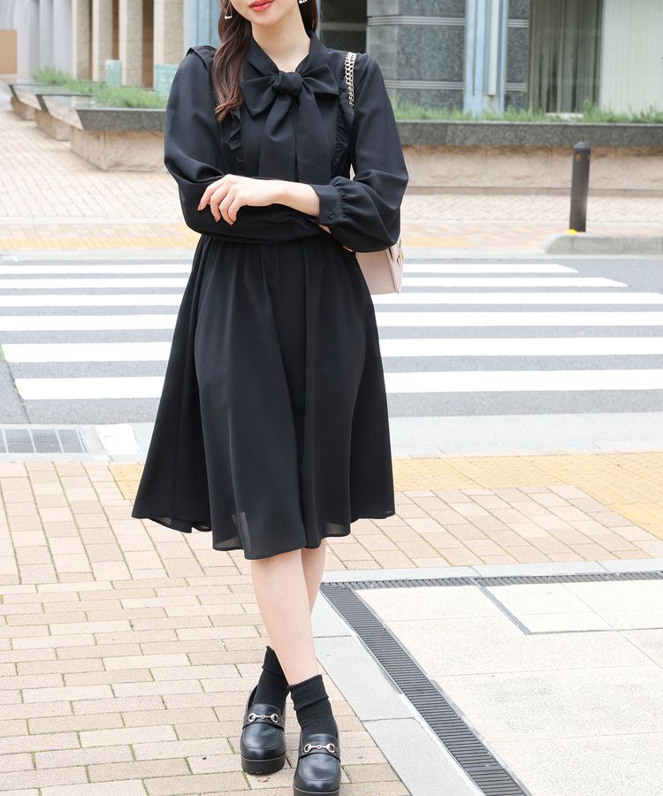 日本女裝品牌街拍:黑色大蝴蝶結領洋裝、膝下裙襬、黑襪、厚底樂福鞋與淺粉肩包