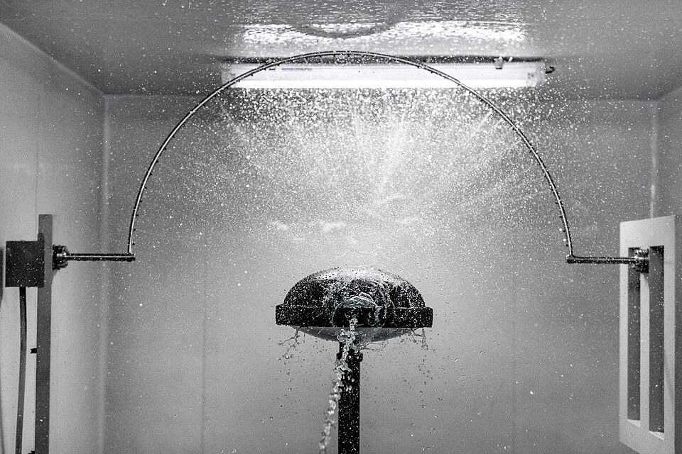 一具燈具在水柱試驗設備中接受防水測試