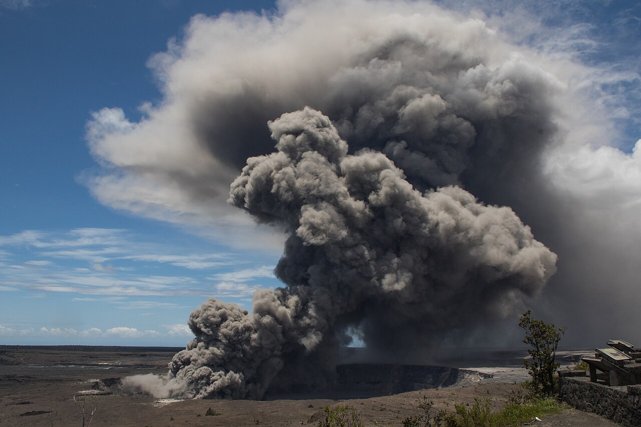 2018 年 Kīlauea 火山 Overlook Crater 噴出深色火山灰柱
