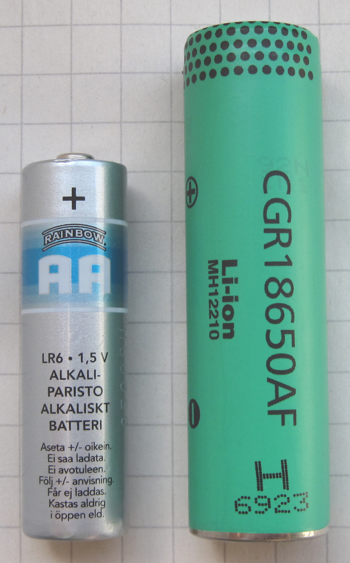 18650 鋰離子電芯與 AA 鹼性電池的外形比較