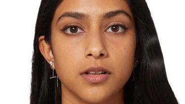 Maybelline 品牌示範模特兒使用遮瑕前的眼下近照,已存入專案
