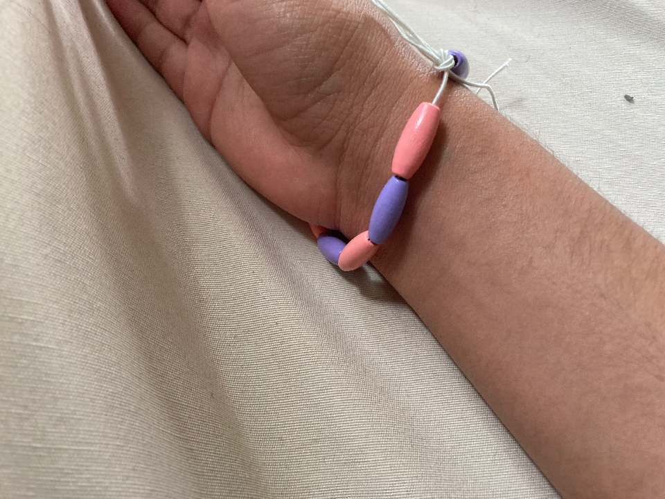 串珠手鍊貼著手腕比對佩戴鬆緊的實拍