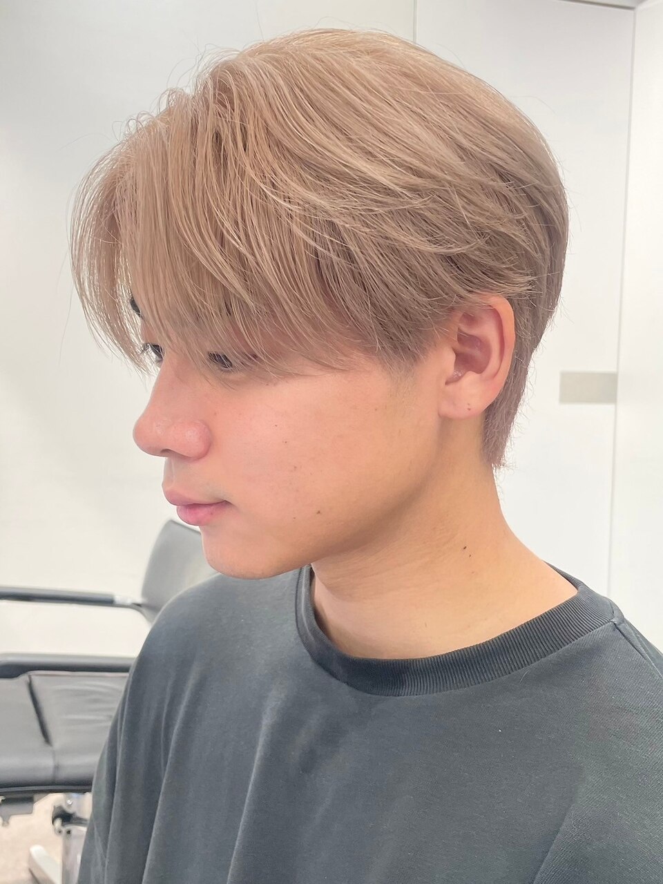 漂後淺奶茶色:日本男士髮型目錄中的高明度髮色範例