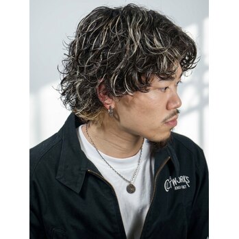 男士捲髮造型案例,來自日本理髮師介紹安全帽脫下後重整髮型的文章