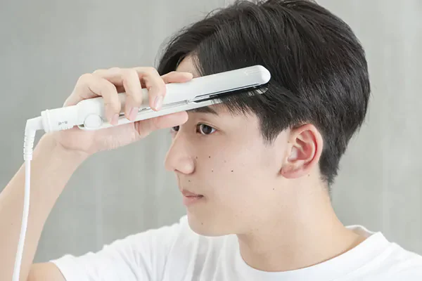 男士以離子夾整理瀏海的原文步驟照片