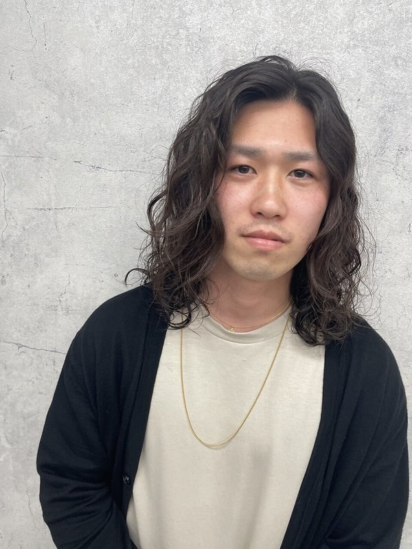 男士長波浪髮型:後髮落至肩上,呈現長髮自然彎度