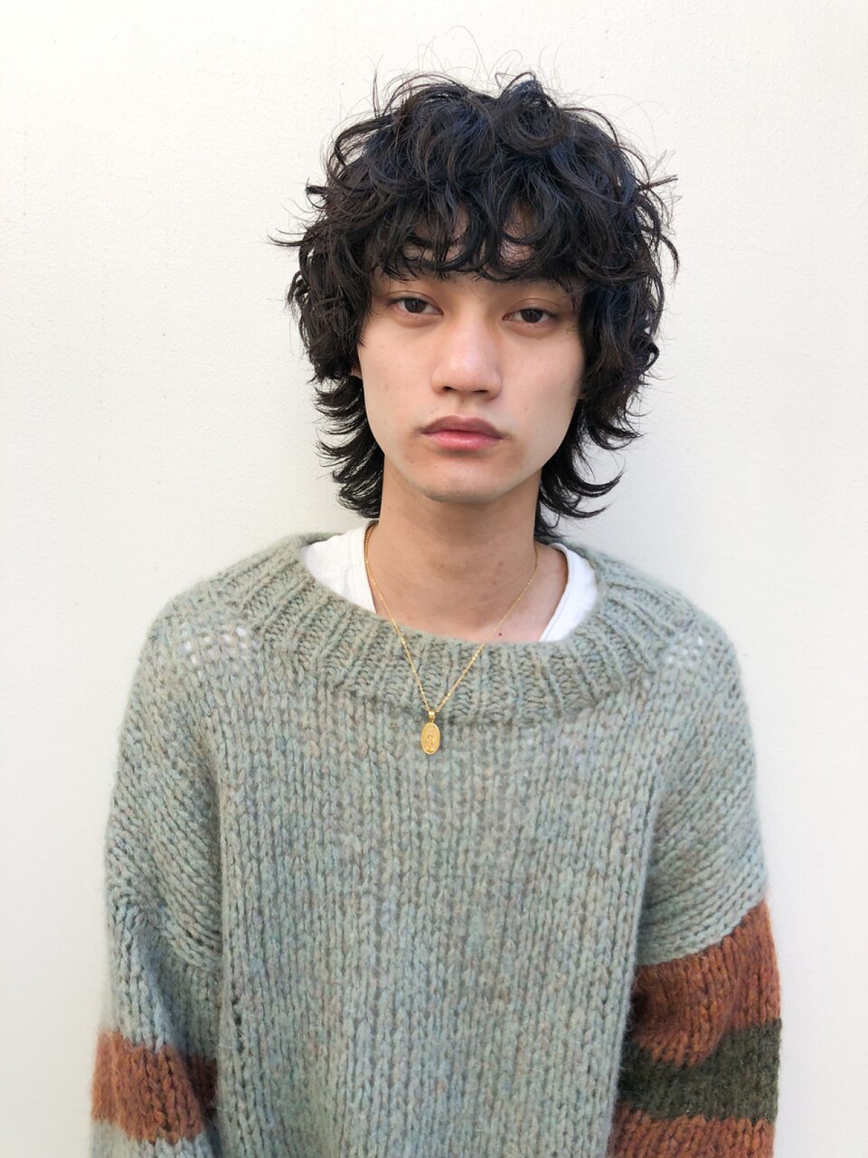 男士中長層次與狼尾輪廓:瀏海、側面層次和後髮長度一起呈現
