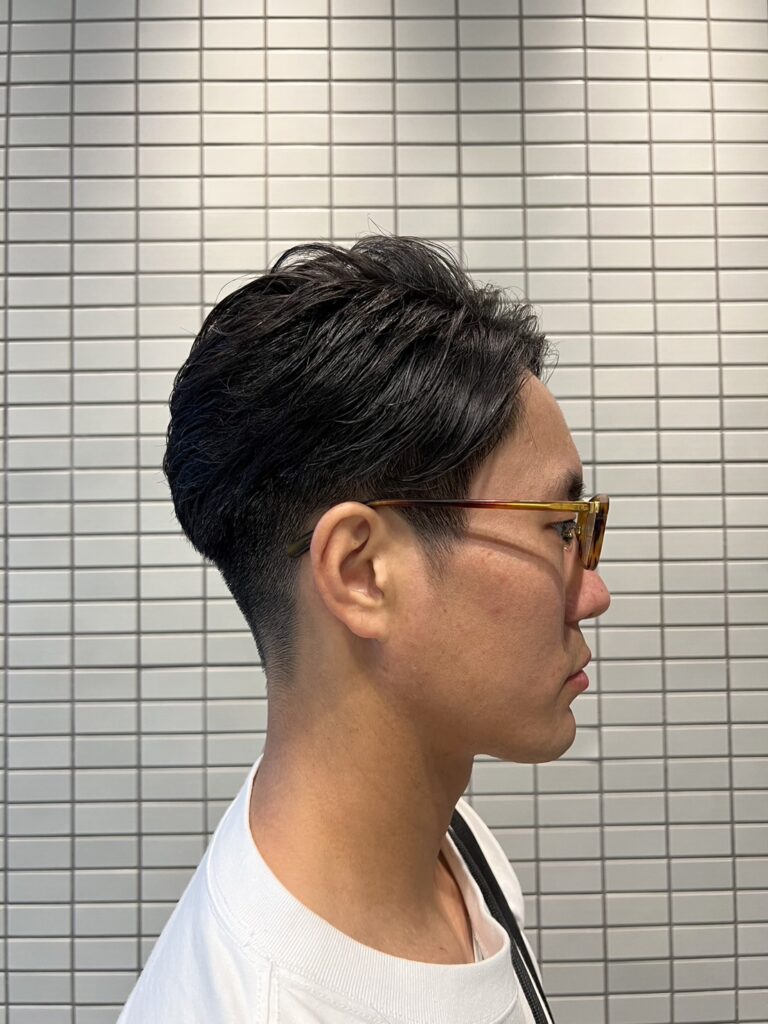 自然捲案例：頂部保留短捲度，側邊與後頸修短，髮流向後