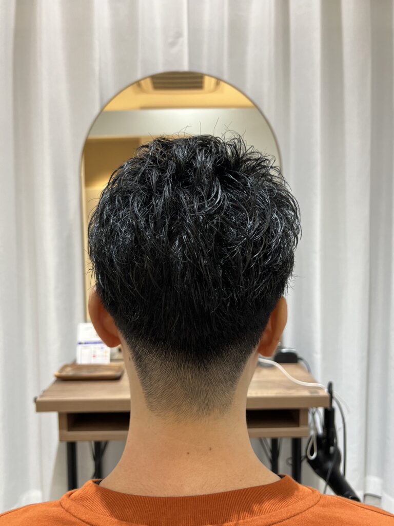 自然捲案例：頂部捲束較細密，後頸和耳周短收，頂部往後整理