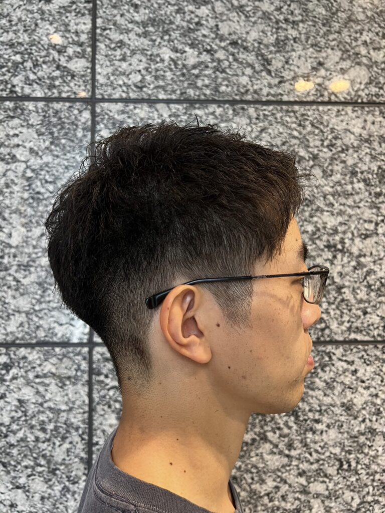 自然捲案例：頂部保留蓬度與動感，側邊和後腦下方收短
