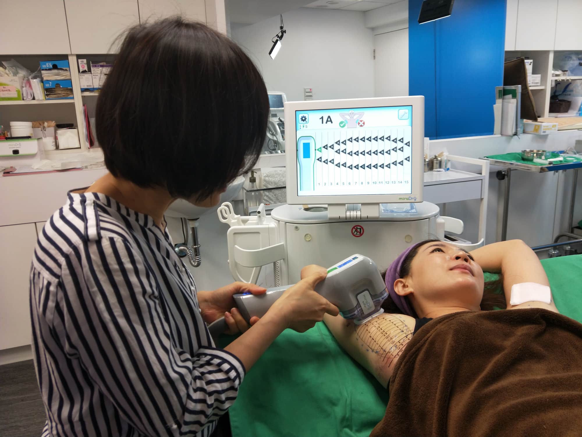 台灣診所 miraDry 療程實拍:腋下轉印定位後由施作者操作手具;照片拍於診所案例分享頁