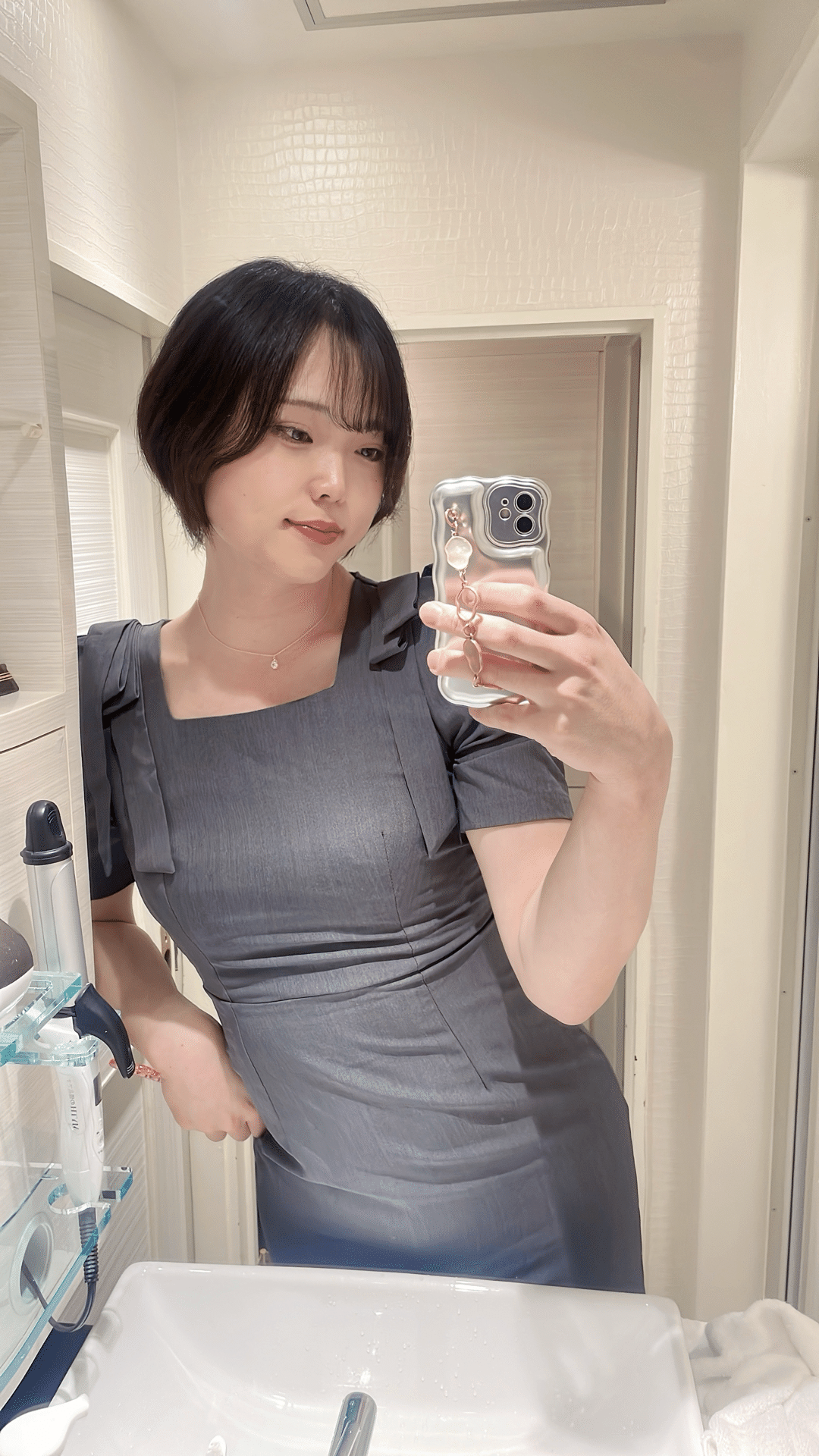みやまい♂穿著灰色方領合身短袖洋裝的鏡前實拍,呈現上身領口、肩部與袖身