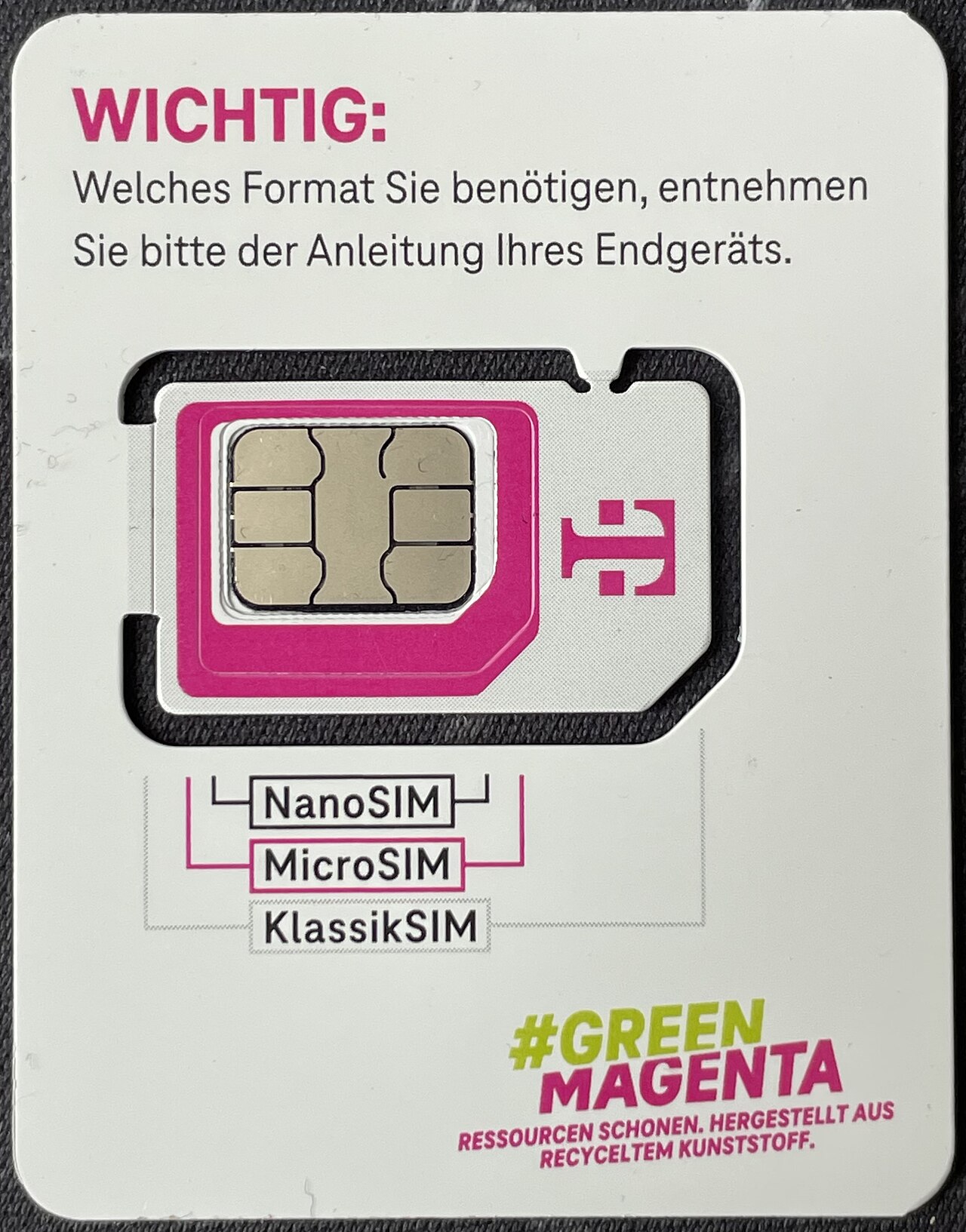 三合一 SIM 卡外框可逐層拆出 Mini-SIM、Micro-SIM 和 Nano-SIM