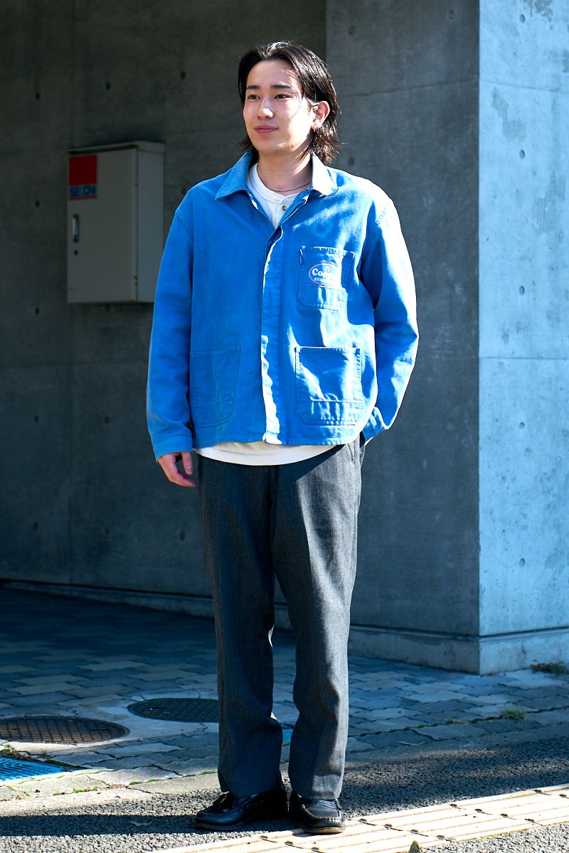 男士穿亮藍色工裝外套搭白襯衫與深色長褲的日本街頭實穿