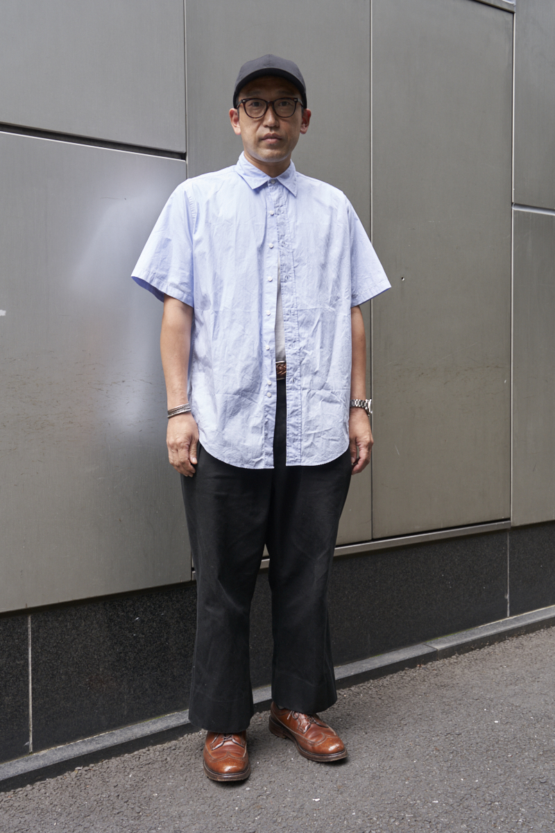 OCEANS 日本男士街拍配戴圓框眼鏡、手錶與手環，可對照配件和襯衫領口的比例