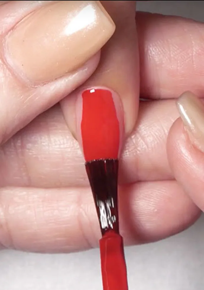 OPI 指甲油刷接觸甲面中央的近照
