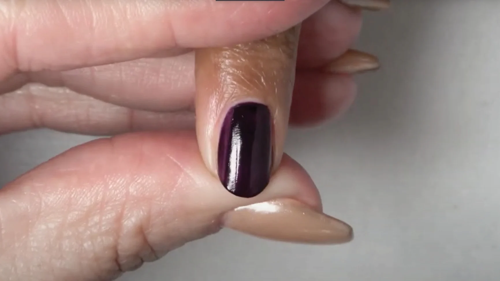 OPI 短甲封住指甲前緣的操作畫面
