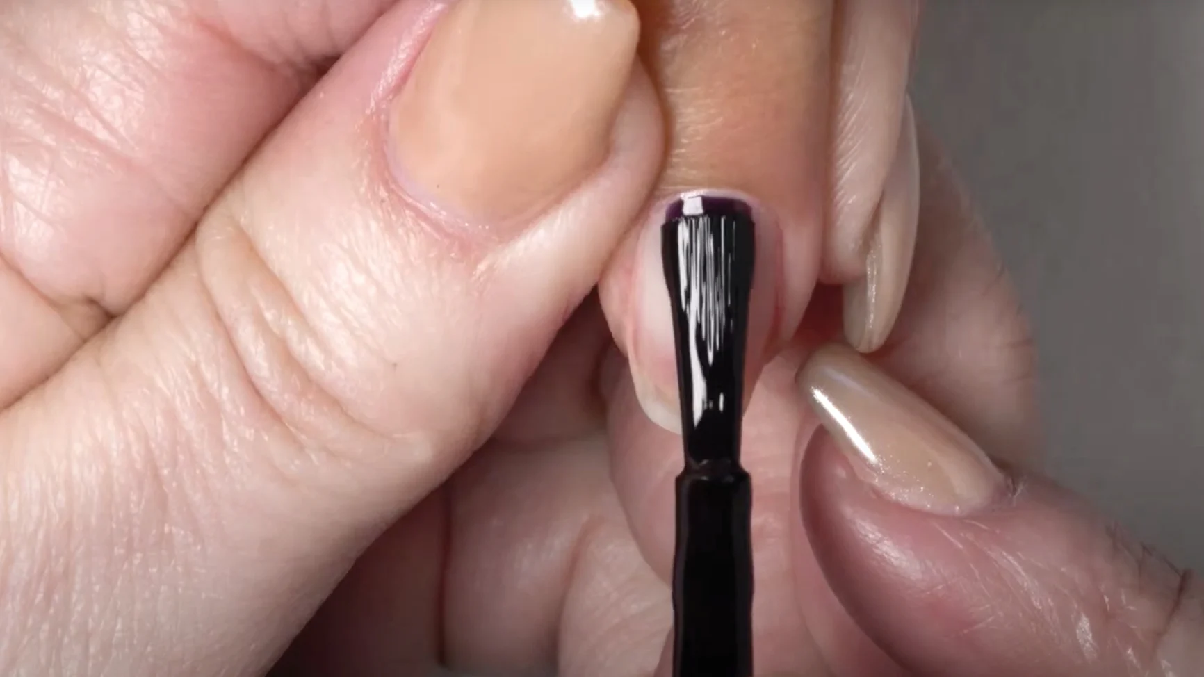 OPI Infinite Shine 三筆法教學影片的操作畫面
