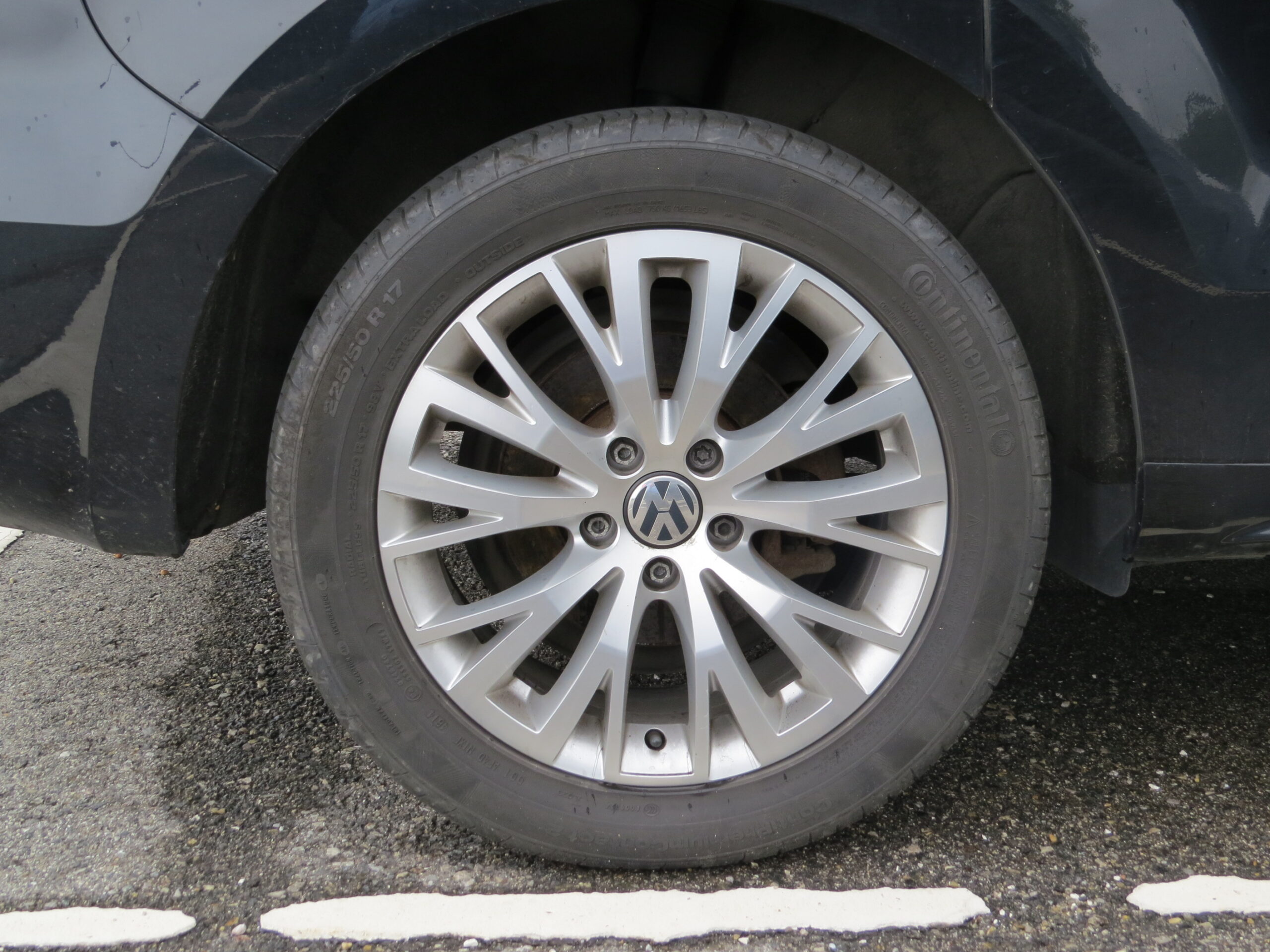 輪胎側壁標有 225/50 R 17 98 V 的乘用車輪胎