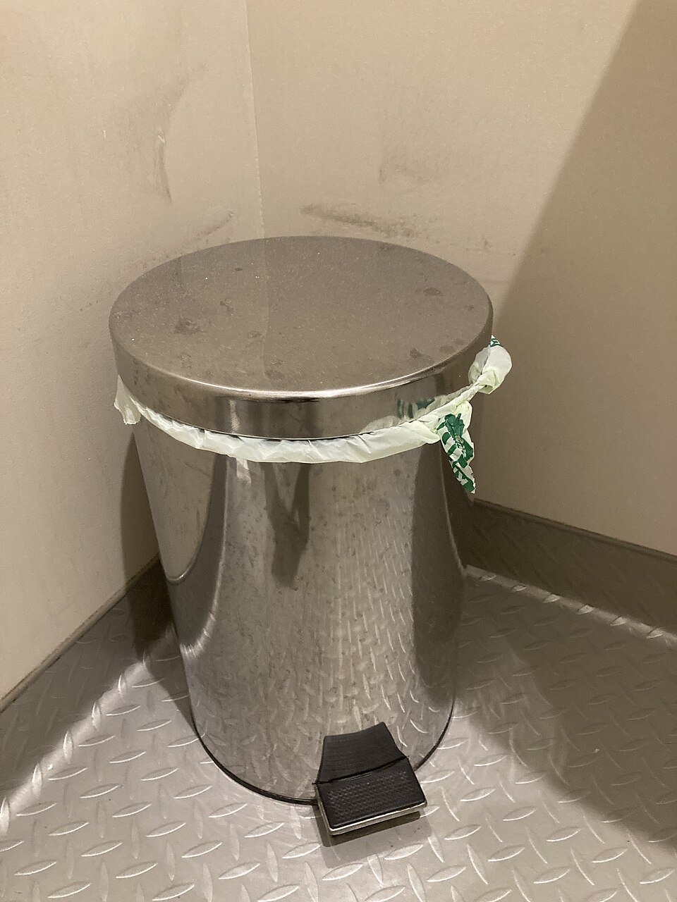 家用腳踏垃圾桶,上蓋下方可見套住桶口的垃圾袋