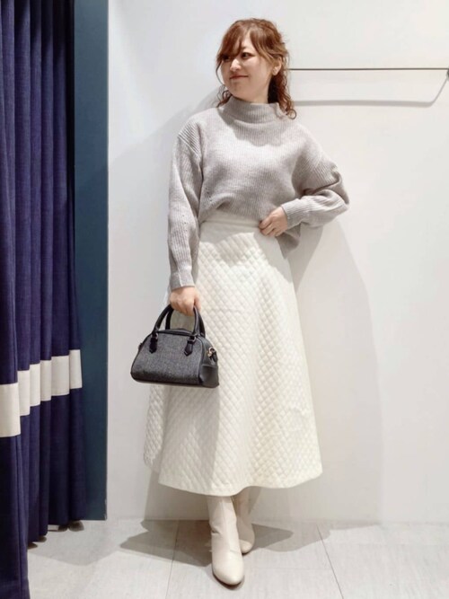 日本 WEAR 2024 穿搭:灰色短版高領針織、象牙白高腰 A 字中長裙、白色短靴與黑色手提包