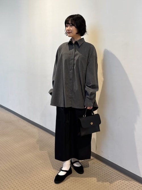 日本 WEAR 2025 穿搭:深灰寬鬆襯衫、黑色直筒長裙、白襪與黑色瑪莉珍鞋