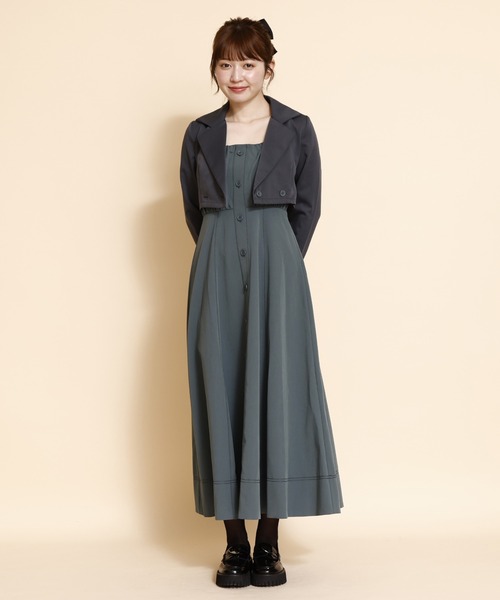 日本 WEAR 穿搭:炭灰色方領連身裙搭配同色短版外套與厚底鞋