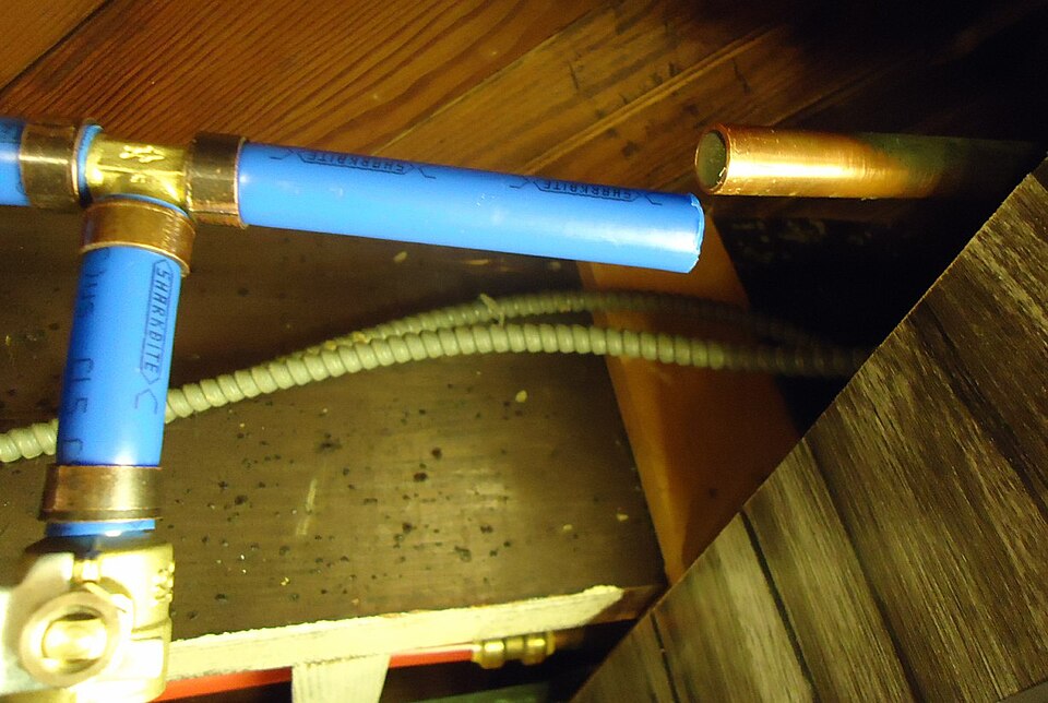 住宅管線中的藍色 PEX 管與銅管接頭