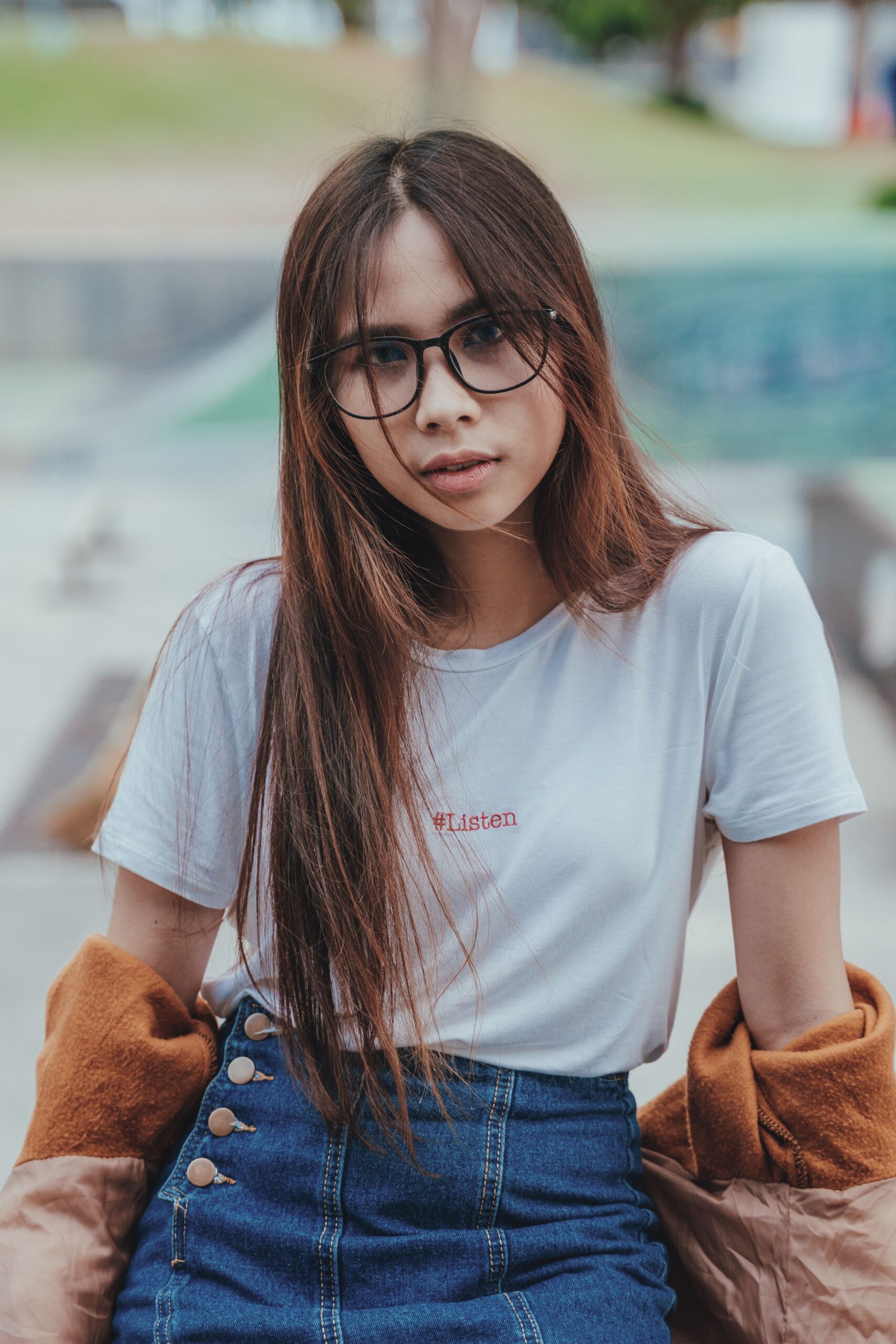 白色圓領 T 恤搭配丹寧裙的實拍穿搭|Claud Lina,Pexels