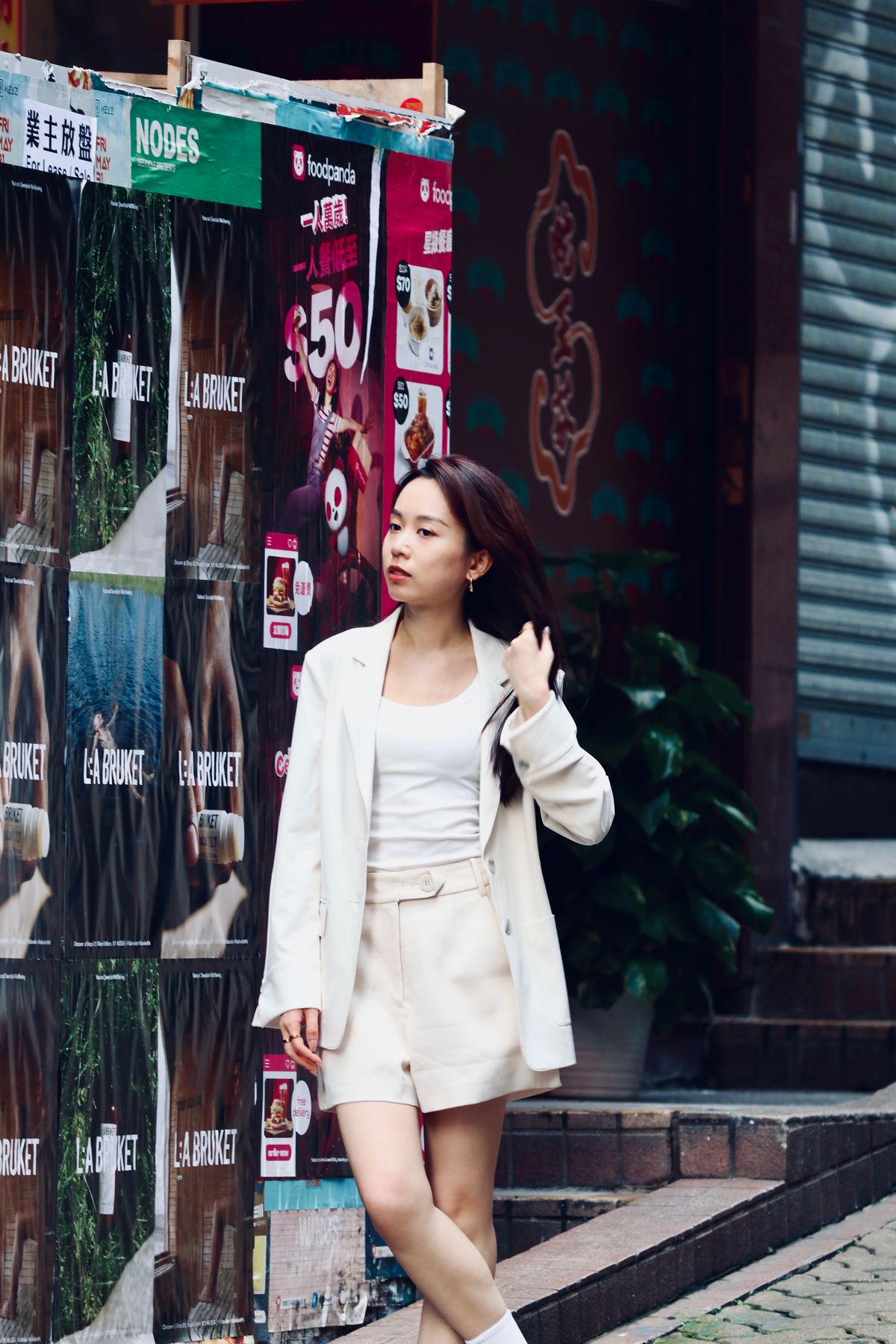 亞洲女性穿白色西裝外套與短褲,Pexels 街頭實拍