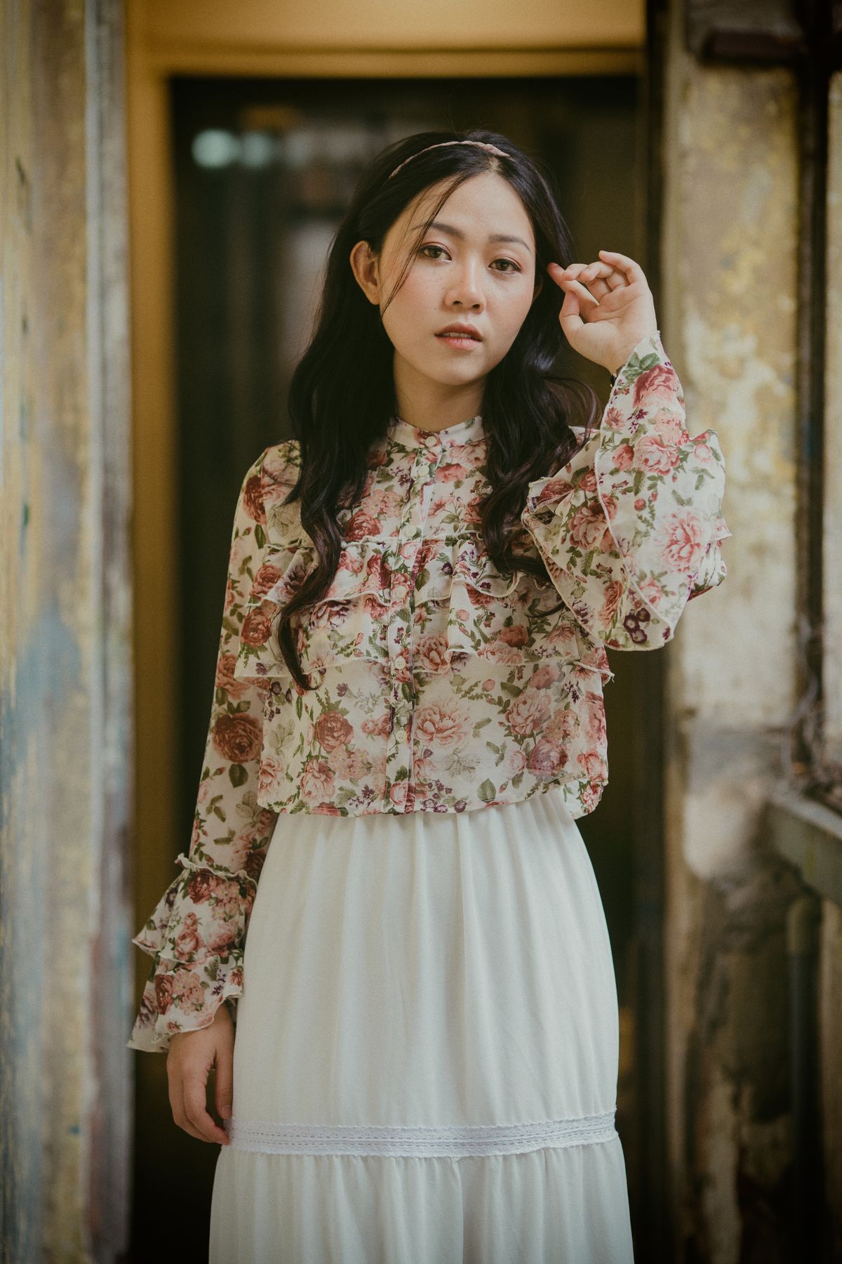 亞洲女性穿花卉上衣與白色長裙的波希米亞層次