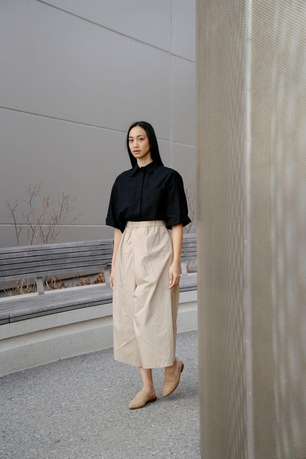 亞洲女性穿黑色上衣與米色中長裙的日常造型,John Diez,Pexels