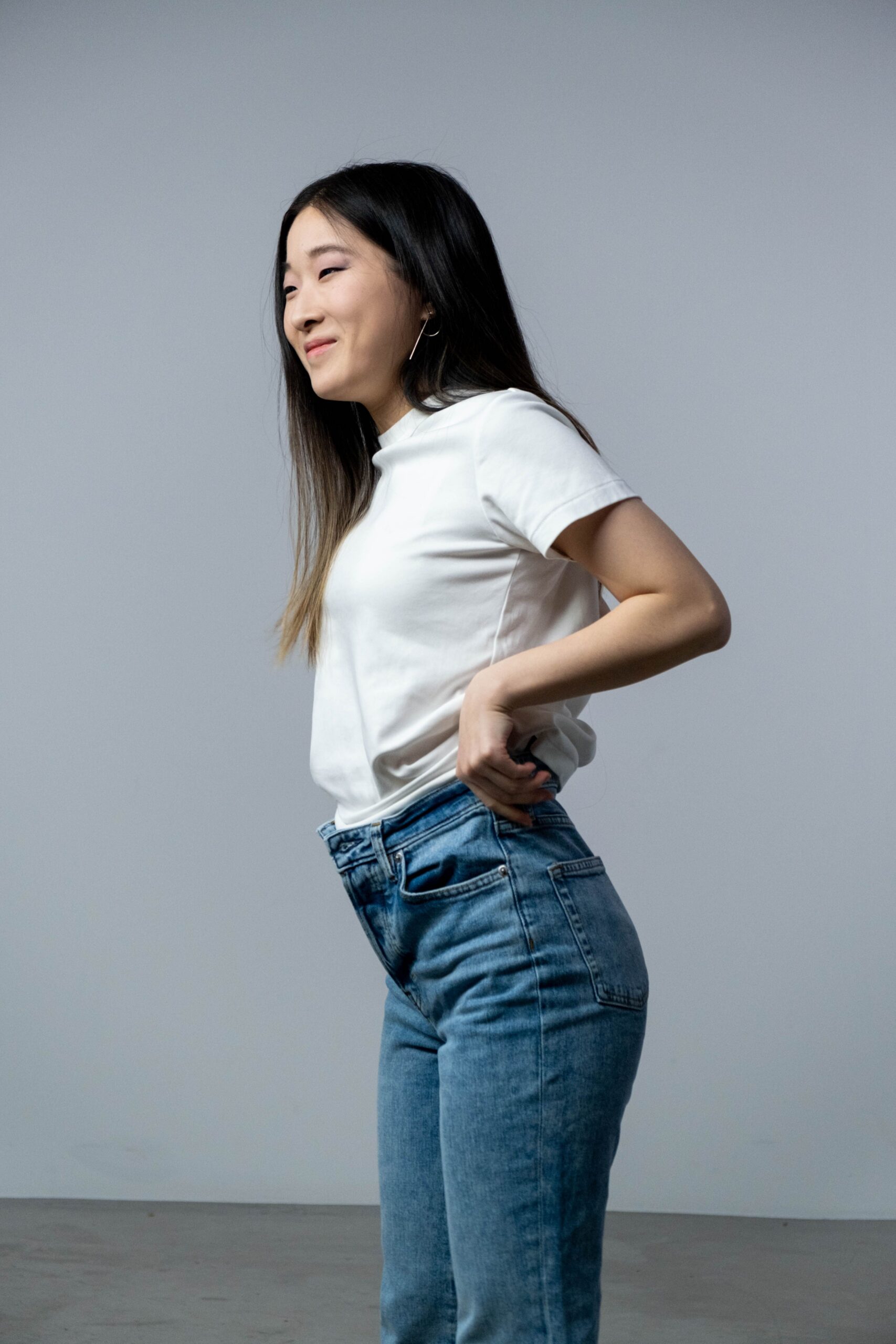 亞洲女性穿白色短袖上衣和牛仔褲的街拍