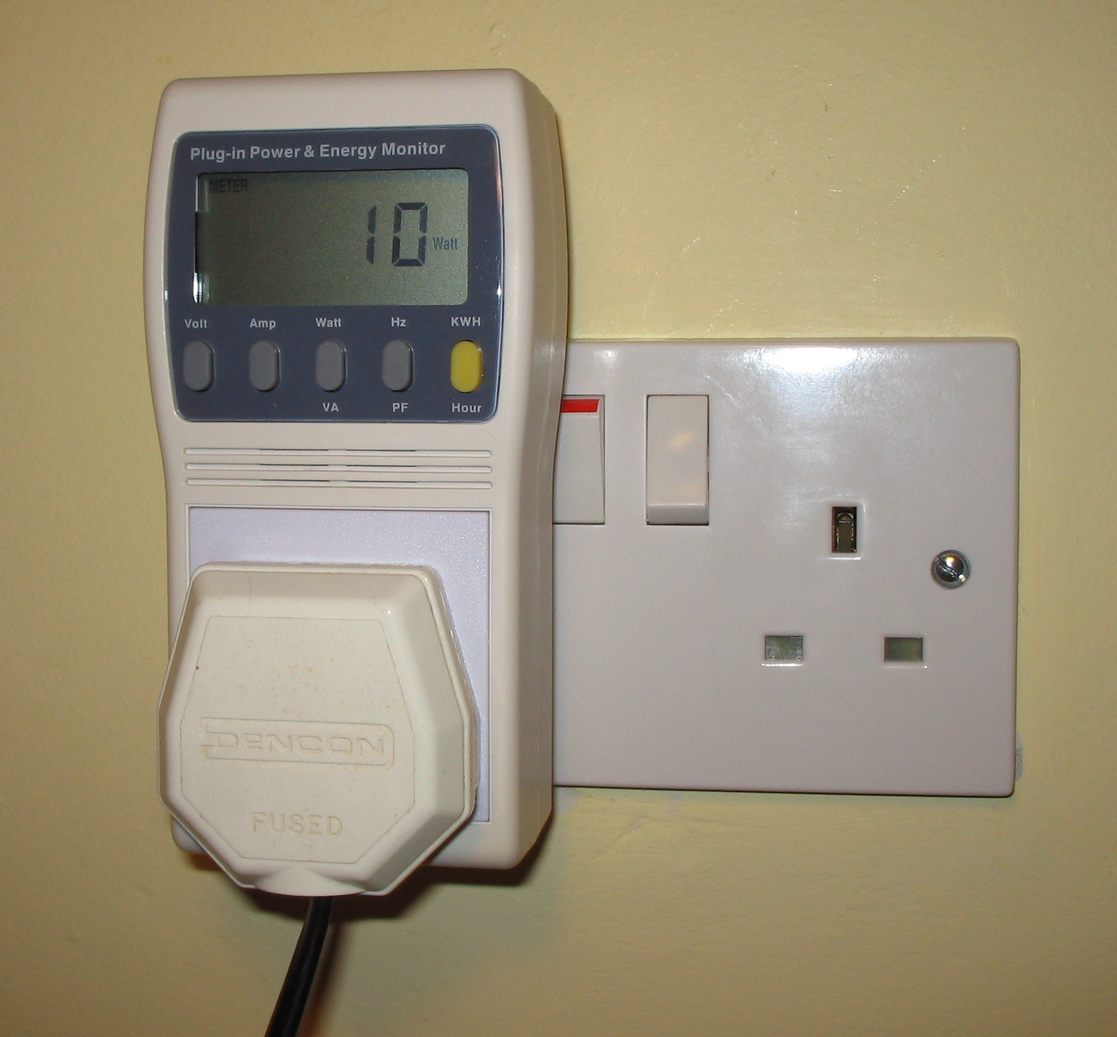 插座式電力監測器顯示設備當下使用 10 W