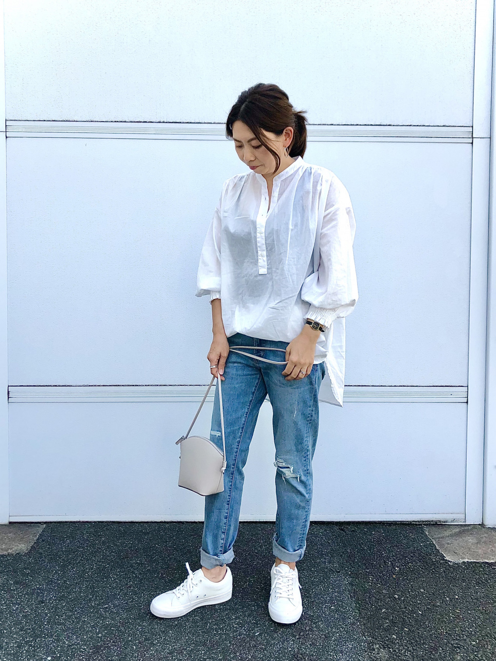 UNIQLO StyleHint 日常穿搭:白色寬袖上衣、藍色丹寧褲、白球鞋與淺灰斜背包