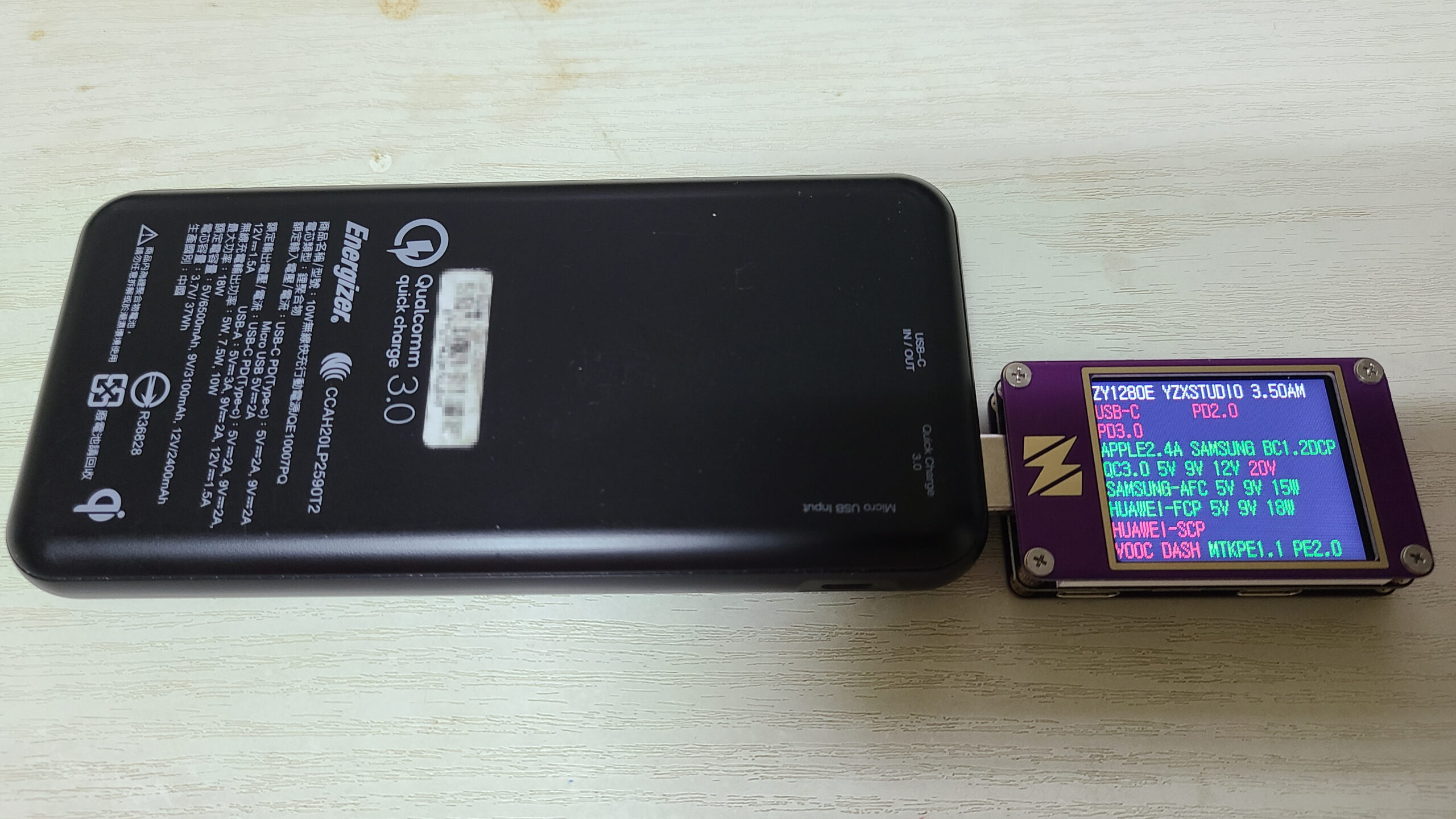 標示 10000 mAh 與 37 Wh 的行動電源連接 USB 電表