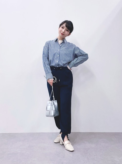 亞洲女性穿藍白條紋襯衫、藏青直筒長褲與淺色樂福鞋的全身造型