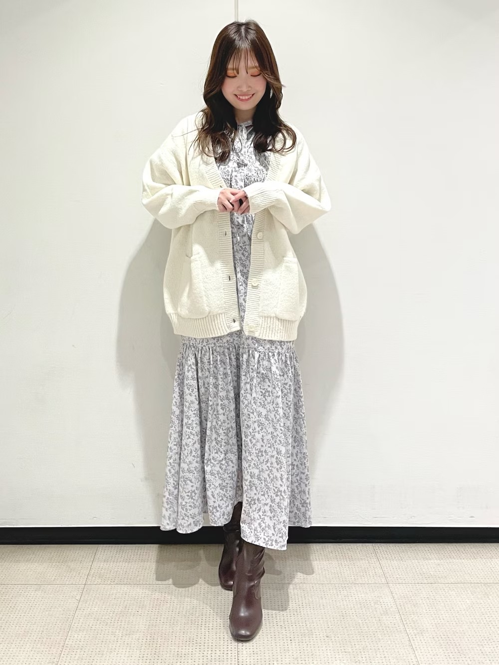 日本女性以白色開襟針織、細花長裙和棕色短靴完成日常層次穿搭