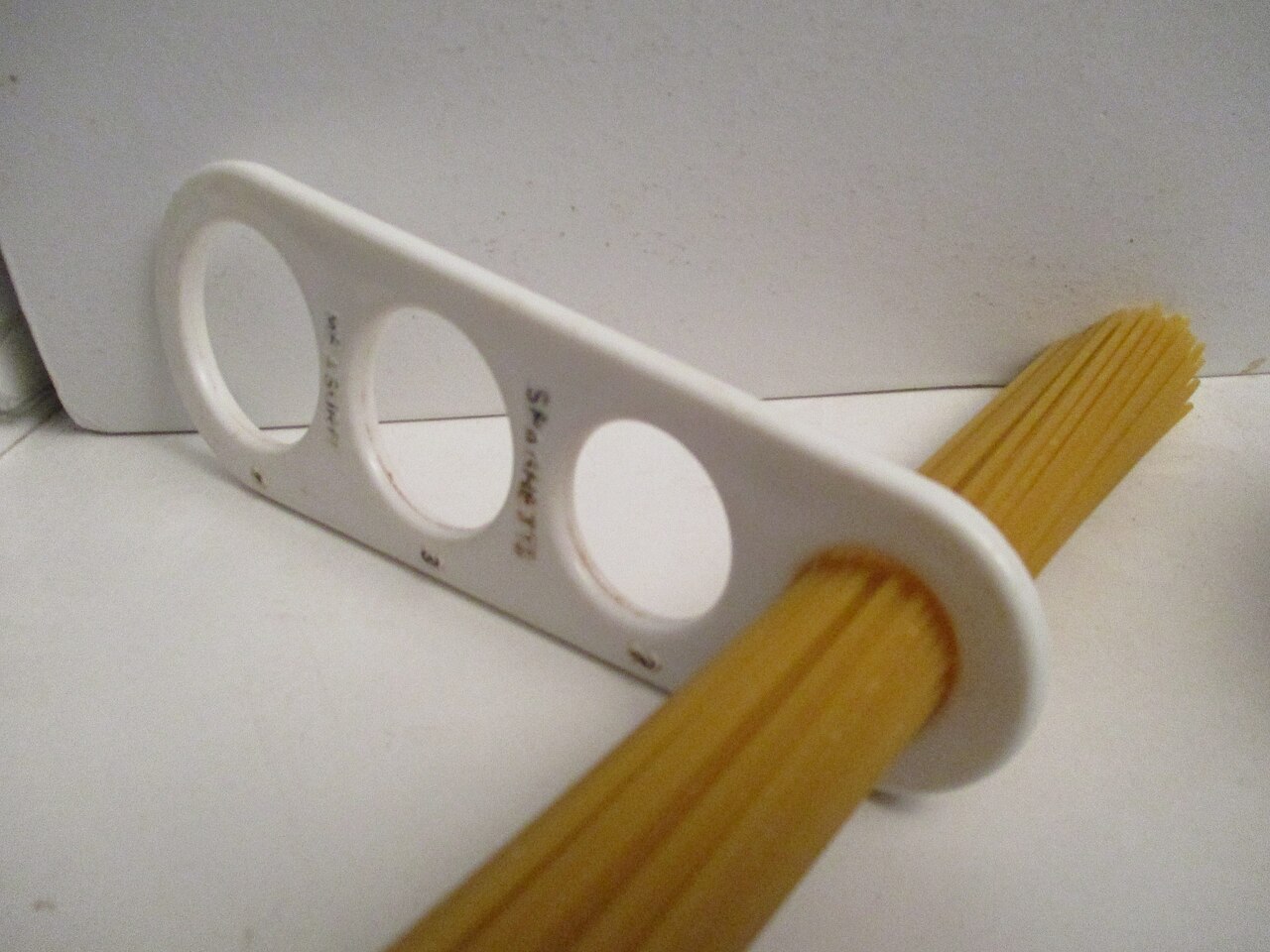 以義大利麵分量量具估量乾 spaghetti