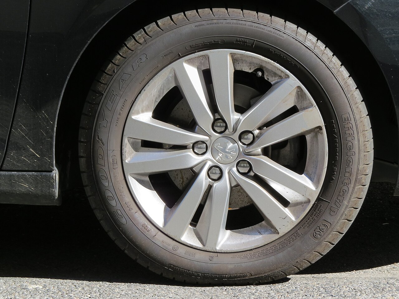 胎側標有 205/55 R16 91V 的乘用車輪胎實拍