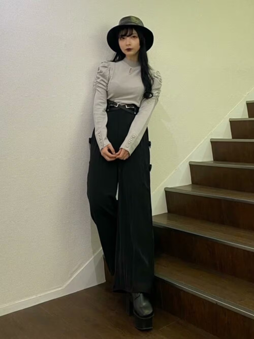 灰色長袖針織、黑色寬褲、黑色腰帶與漁夫帽的穿搭