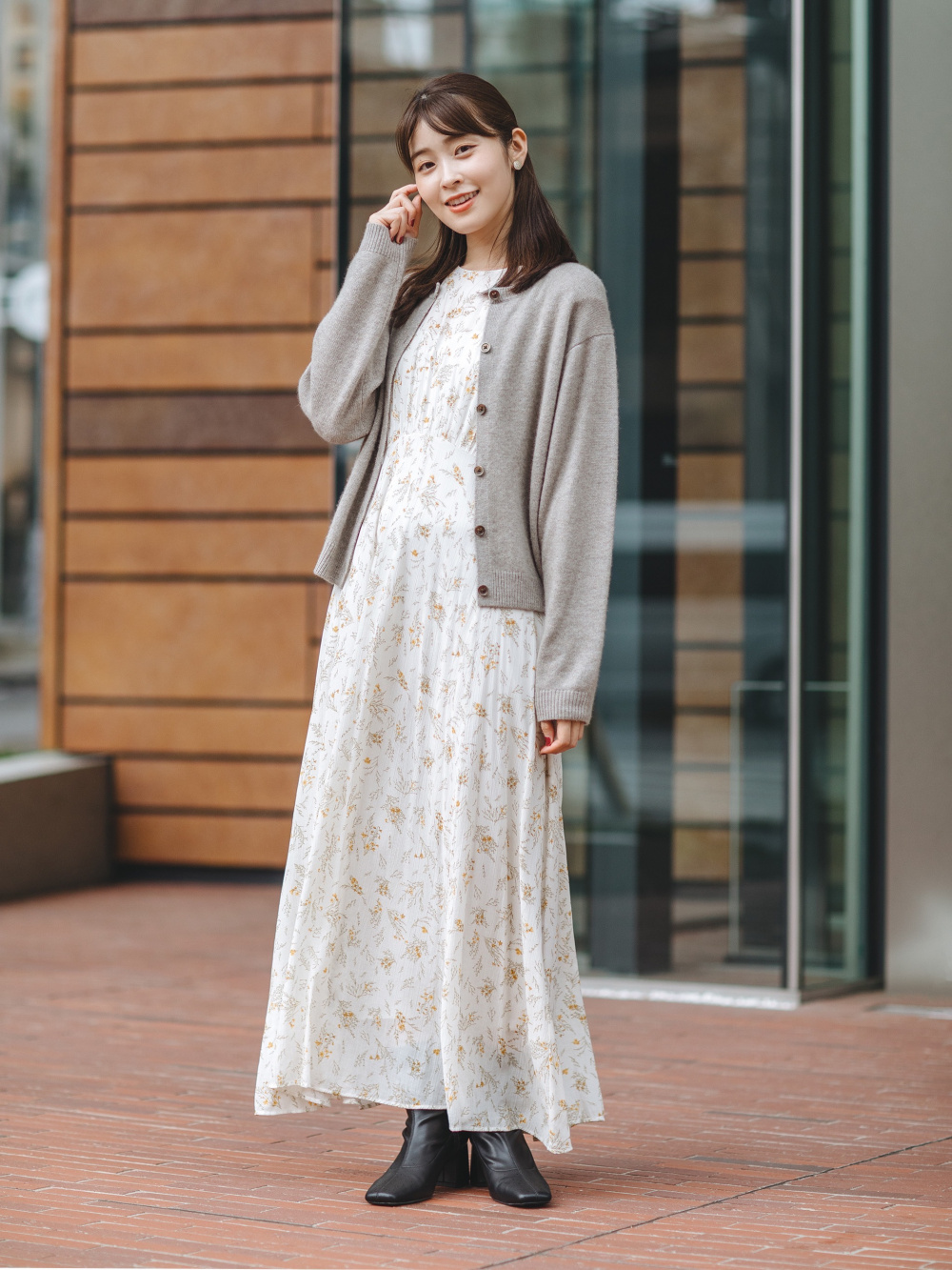 日本 UNIQLO StylingBook 實穿淺底碎花長洋裝、灰色開襟針織外套與黑色短靴