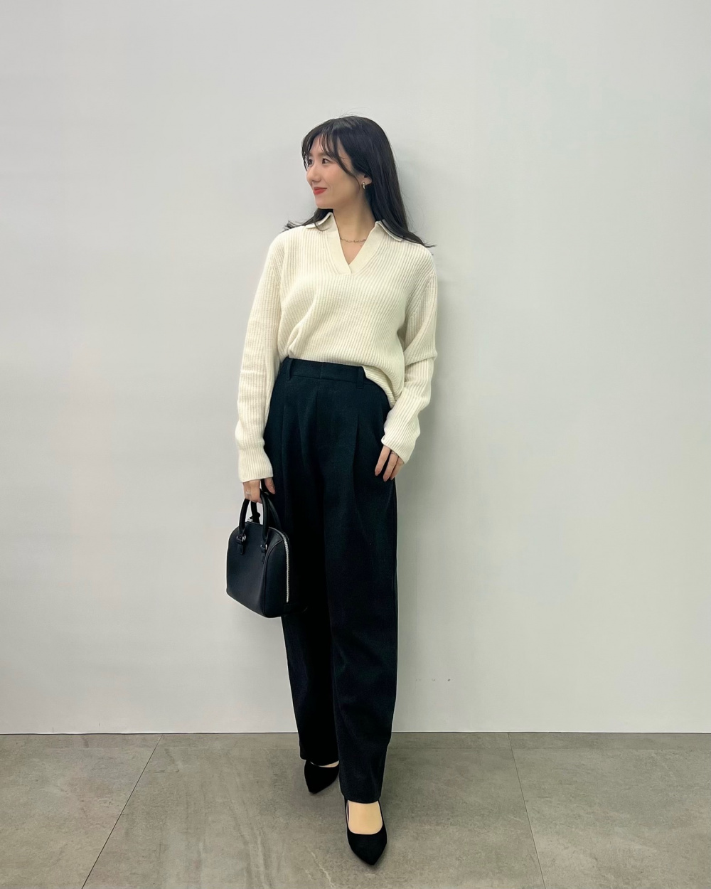 日本 UNIQLO StylingBook 實穿奶油白 V 領羅紋針織、黑色西裝長褲、黑色手提包與尖頭鞋