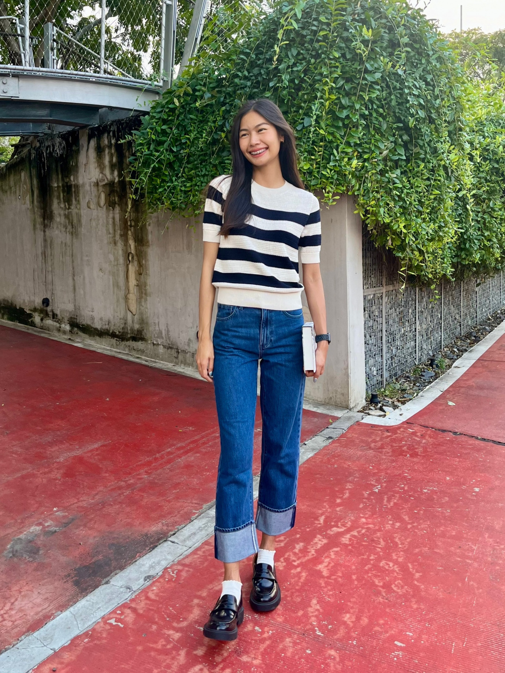 UNIQLO StyleHint 實穿:海軍藍白條紋針織、直筒丹寧與黑樂福鞋