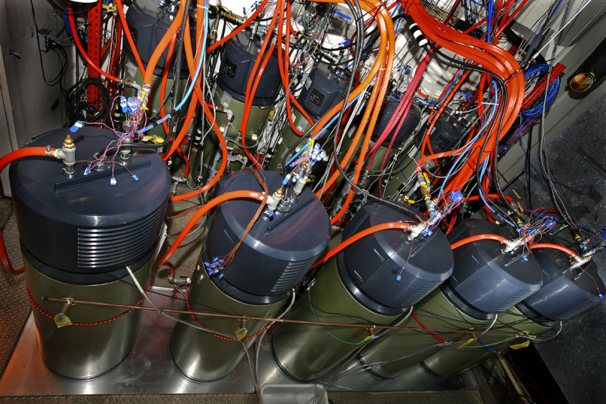 橡樹嶺國家實驗室測試中的多台電熱泵熱水器,連接測量管線與感測設備。