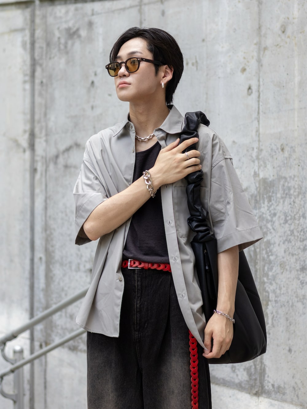 WEAR 男士實穿以肩背包貼身斜背,展示包身落點與休閒上衣的比例