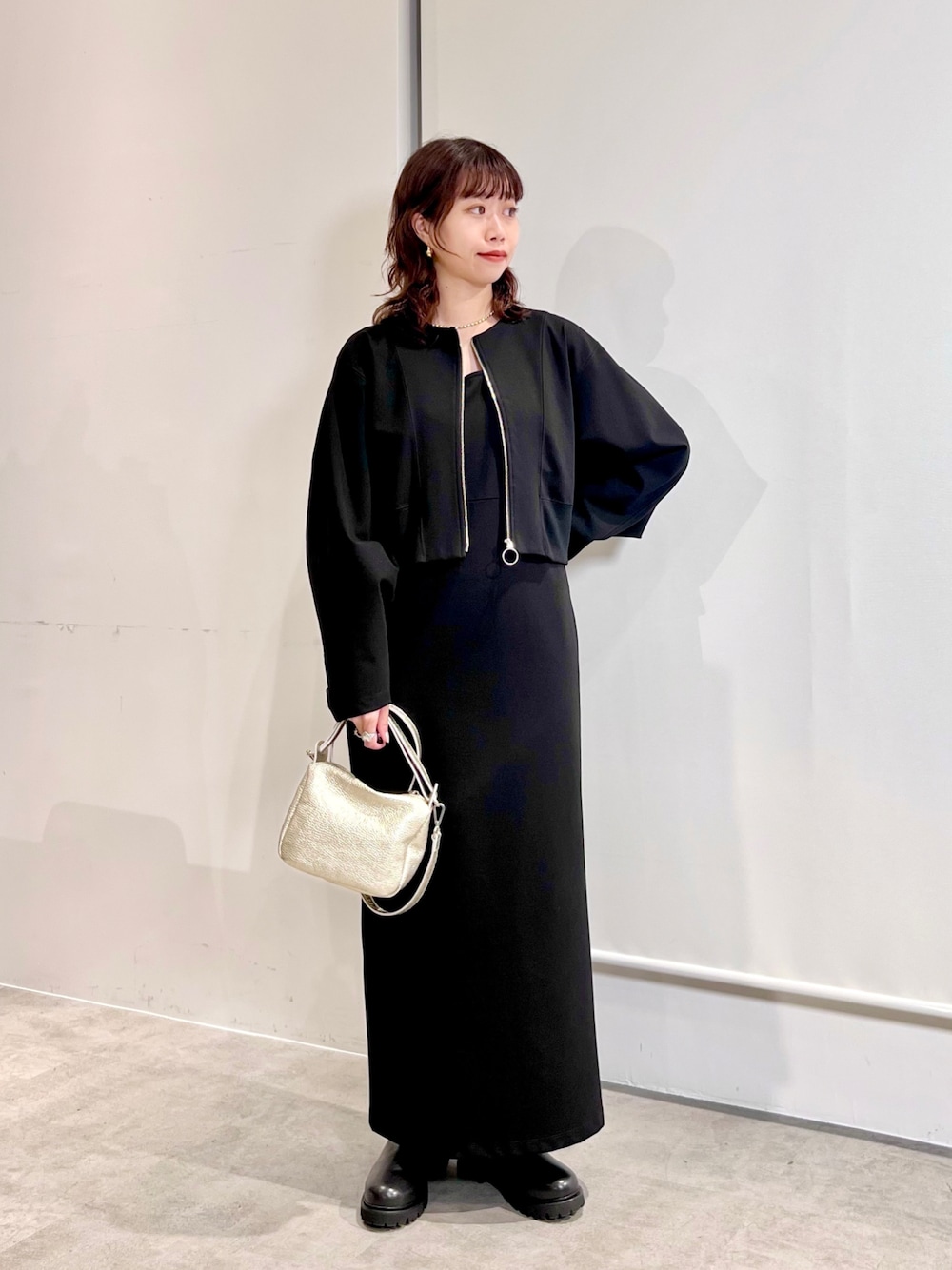 WEAR街穿:黑色短版拉鍊外套、黑色長洋裝、黑色厚底鞋與淺金色小包