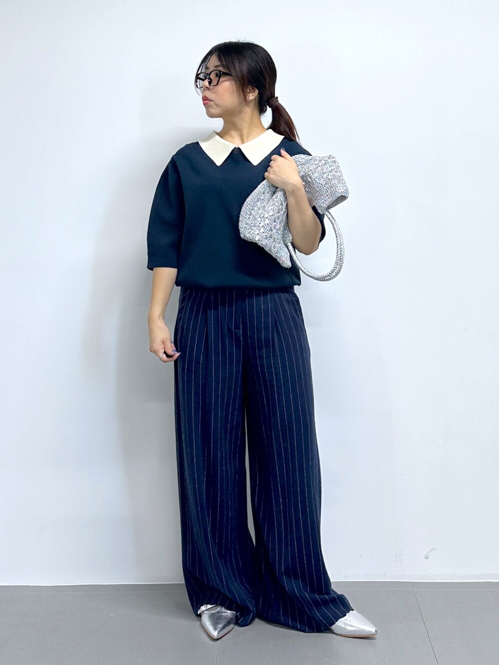 日本 WEAR 街穿:藍色翻領針織、藍色細條紋長褲與銀色包