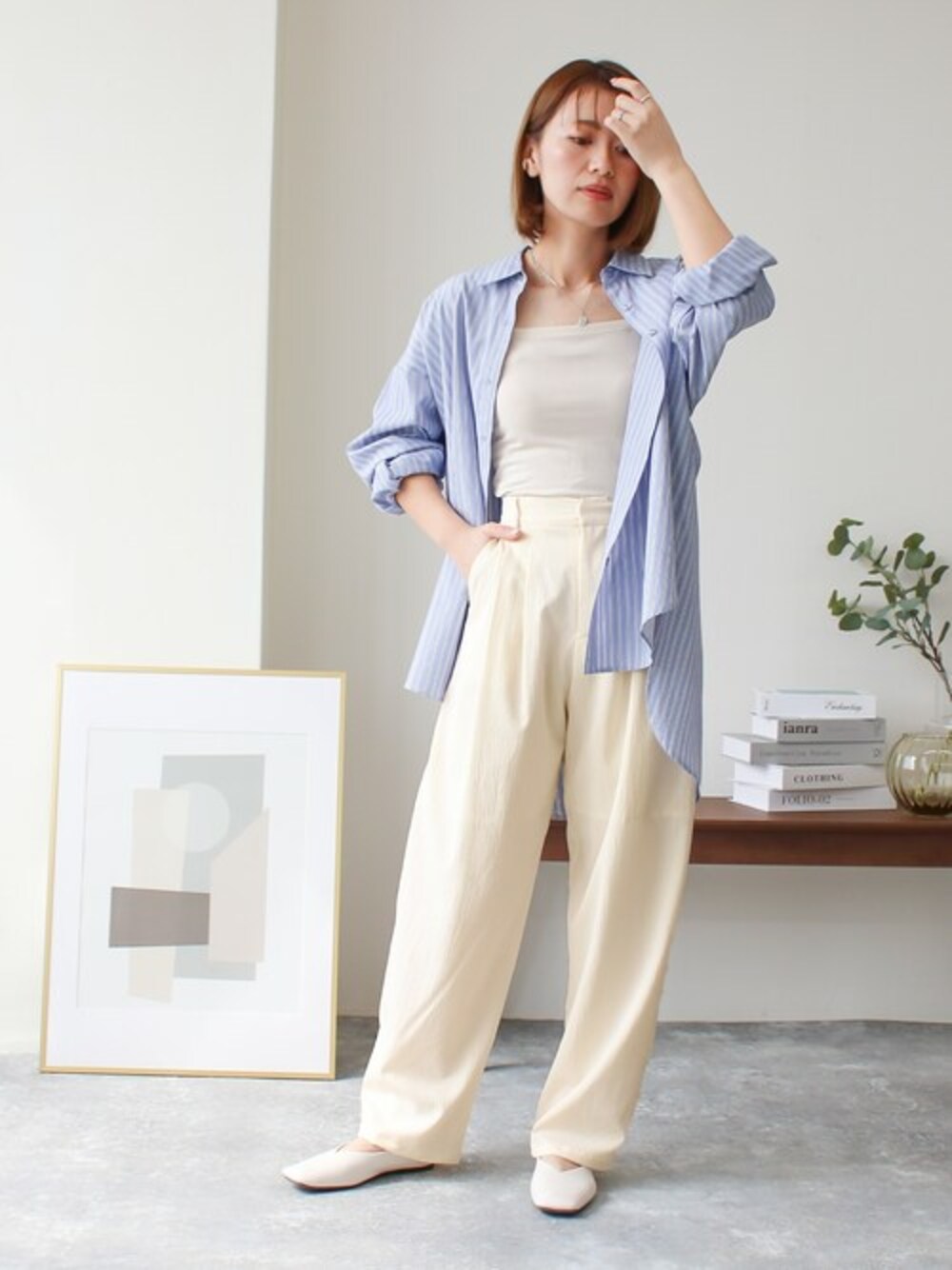 日本 WEAR 街穿:藍色條紋襯衫、白色內搭與米白高腰寬褲